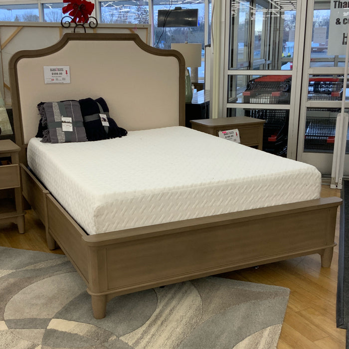 Universal Broadmoore Queen Bed