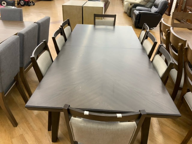 New Thomasville Dining Table & 8 Chairs+